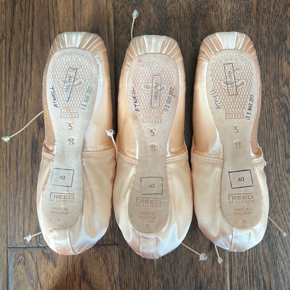 Freed Customs // Size 5 + heel pin no X // Classic DV // Elastic Drawstring